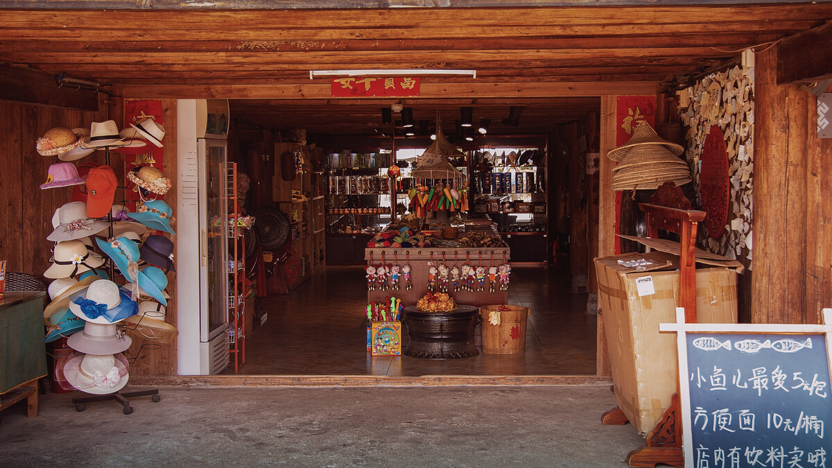 小商店景區(qū)最不缺的就是旅游紀(jì)念小商品店鋪