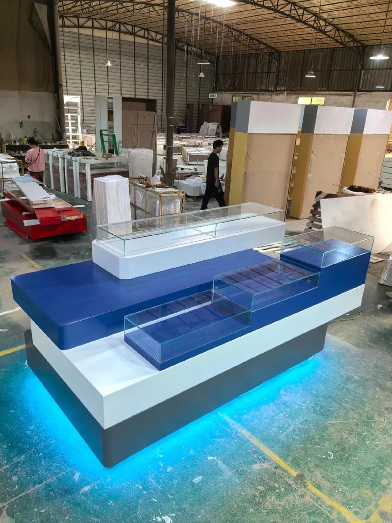 匠心定制，點(diǎn)亮商業(yè)空間 工廠展廳與商鋪陳列柜的藝術(shù)